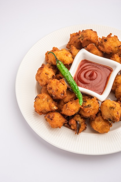 Moong Dal Vada lub Mungode Pakoda, Dalwada, Pakora lub Mungdal Bhajiya lub Yellow Split Gram Fritters Podawane z ketchupem