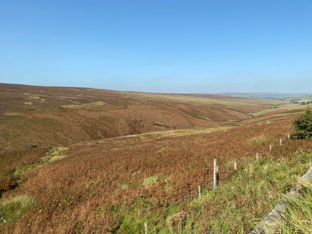 Moorland wysoko na Blackstone Edge Road z żywo niebieskim niebem w pobliżu Hebden Bridge Halifax UK