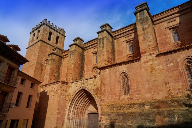 Mora de Rubielos wioska kościół w Teruel Hiszpania