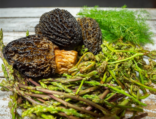 Morel grzyby Morchella dziki koper włoski Foeniculum dziki szparagi i orlica Pteridium aquilinum