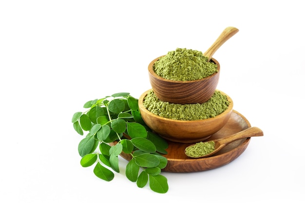 Moringa w proszku Moringa Oleifera na białym tle