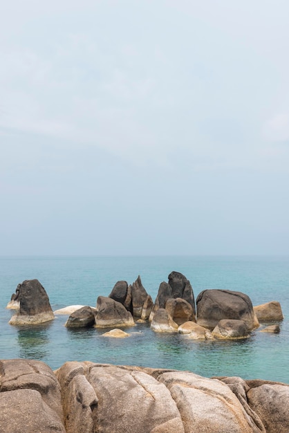 Morski krajobraz ze skałami na pierwszym planie i niebem w tle Terapeutyczna naturalna sceneria daje uczucie relaksu W Koh Samui Surat Thani Province Tajlandia