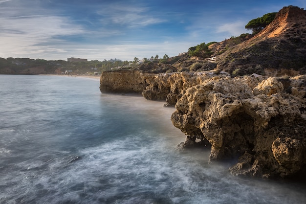 Morskie klify w Albufeira i piękna plaża w Portugalii.