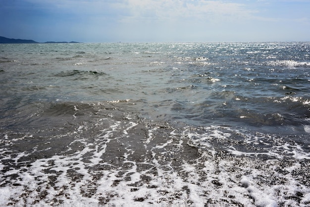 Morskie lub oceaniczne turbulentne fale piany Woda jest ciemnoturkusowa