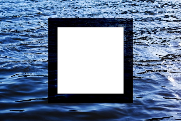 Morskie niebieskie fale tło z białą pustą ramką w środkowej przestrzeni kopii renderowania 3d