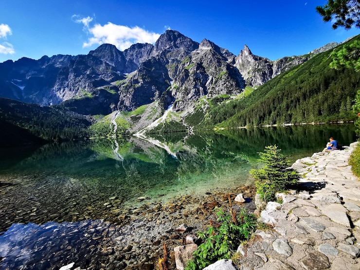 Zdjęcie morskie oko ma widok lato w tatrach wakacje w górach