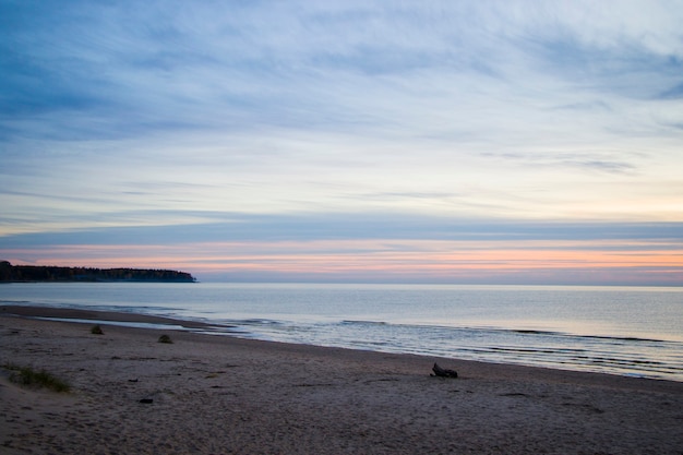 Morze Bałtyckie i plaża Parnu o zachodzie słońca, Estonia. Piasek i wybrzeże.