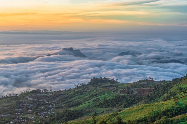 Morze Chmury W Górze Przy Wschodem Słońca, Phu Tubberk Phetchabun, Tajlandia.