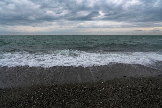 Morze Czarne i kamienista plaża na wybrzeżu Soczi w letni dzień Soczi Terytorium Krasnodarskie, Rosja