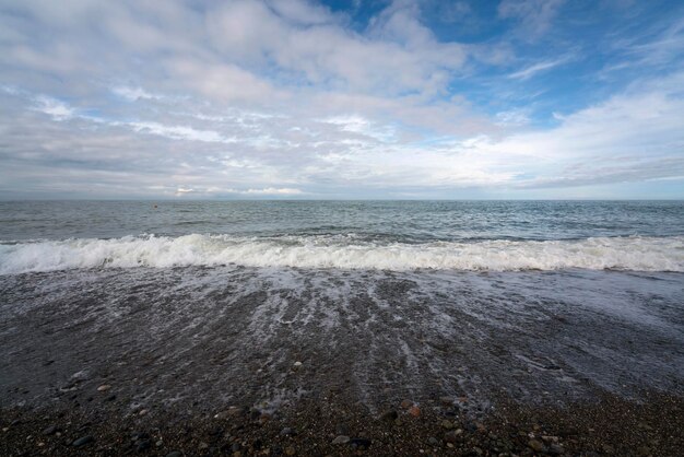 Morze Czarne na wybrzeżu Soczi i piaszczysta plaża w słoneczny dzień Sochi Terytorium Krasnodar Rosja