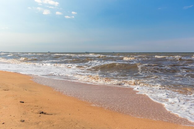 Morze Czarne przy słonecznej pogodzie Surfuj na plaży, fale, piaszczysty brzeg