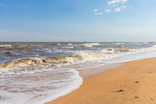 Morze Czarne przy słonecznej pogodzie Surfuj na plaży, fale, piaszczysty brzeg