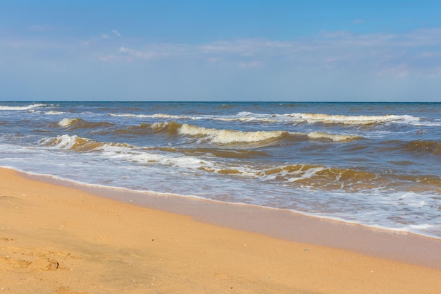 Morze Czarne przy słonecznej pogodzie Surfuj na plaży, fale, piaszczysty brzeg