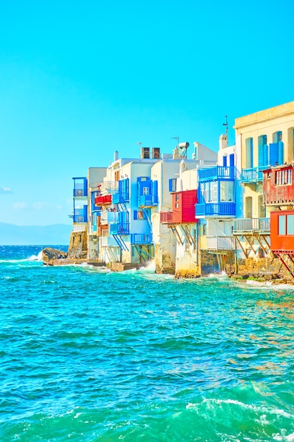 Morze Egejskie i dzielnica Mała Wenecja w Mykonos w słoneczny dzień, Cyklady, Grecja