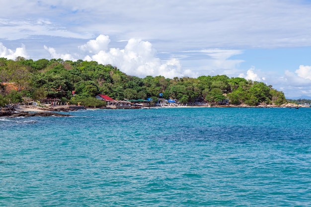 Morze fala piany i biały piasek plaża na Koh Samet, Khao Laem Ya National Park, Rayong, Thail