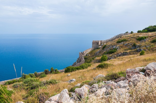 morze, góry i stara forteca w Alanyi, Turcja