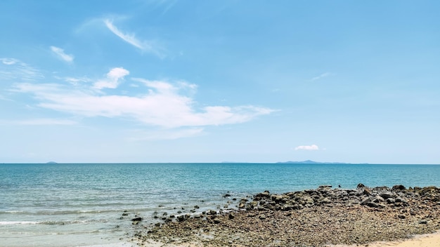 Morze i niebo na plaży Pattaya w Tajlandii