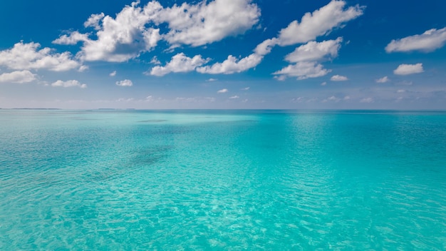 Morze i niebo. Tropikalna śródziemnomorska błękitna woda morska słoneczne niebo białe puszyste chmury, zatoka oceaniczna, laguna