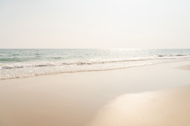 Morze i piasek na tropikalnej plaży na tle wakacji.