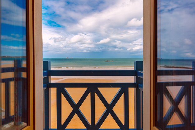 Morze I Plaża Podczas Odpływu W Saint-malo, Bretania, Francja. Widok Z Okna Pokoju