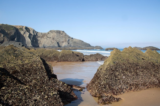 Morze i skały Odeceixe Beach, Algarve, Portugalia