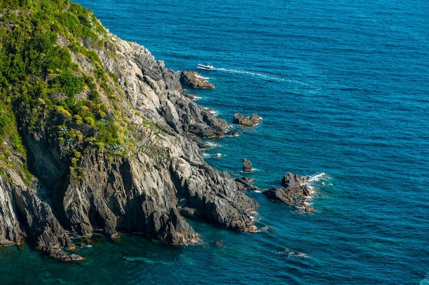 Zdjęcie morze i skały w parku narodowym cinque terre w ligurii we włoszech.