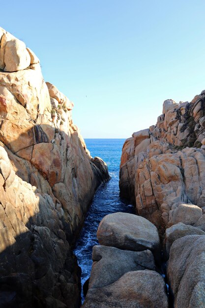 Zdjęcie morze między skałami.