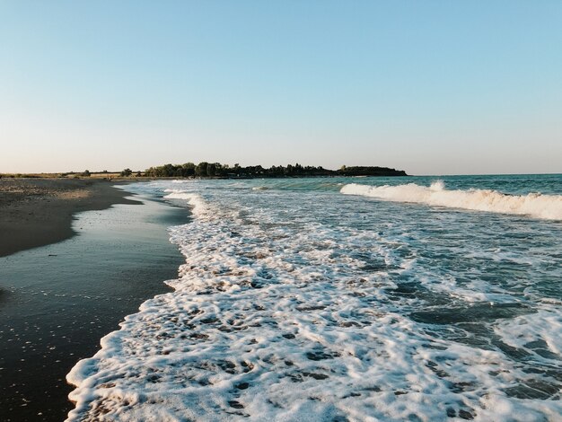 morze niebieski akwamaryn fale linia słoneczny piasek plaża lato tło czarne morze fale morska plaża