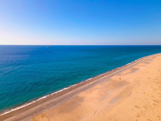 morze powietrzne i plaża. niebieskie tło