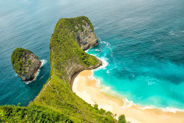 Morze skały piasek plaża turkusowy ocean Nusa Penida wyspa Bali