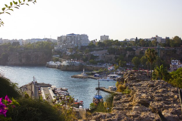 Morze Śródziemnomorskie i góra krajobraz w Antalya Turcja