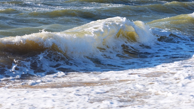 Zdjęcie morze surfuje wielkie fale na wybrzeżu