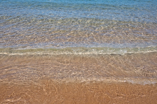 Morze tło natura tropikalnej letniej plaży z promieniami światła słonecznego Piaskowa plaża morska woda z kopią