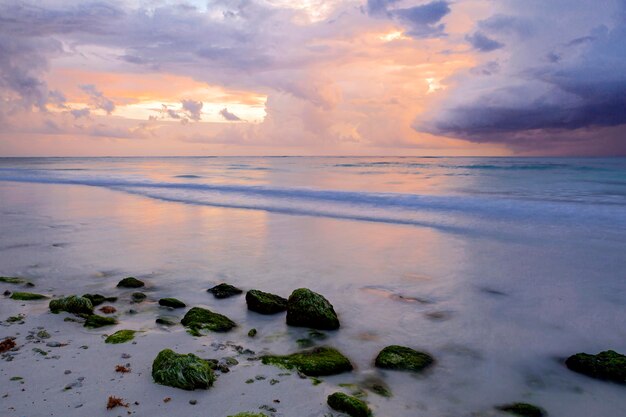 Morze zachód słońca na wybrzeżu karaibskim.