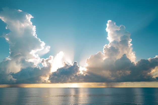 Morze zachód słońca z niebem i słońcem przez chmury nad oceanem i niebem w tle seascape