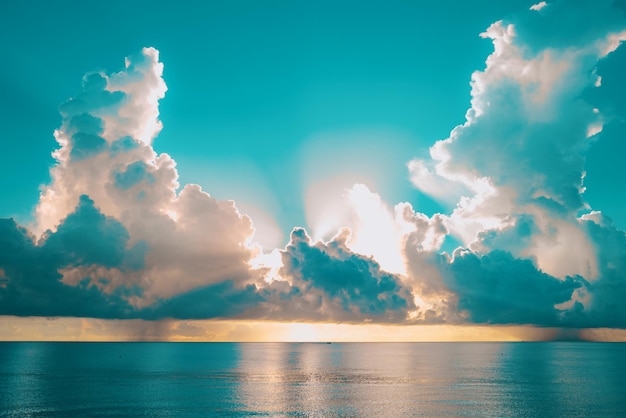 Morze zachód słońca z niebem i słońcem przez chmury nad oceanem i niebem w tle seascape