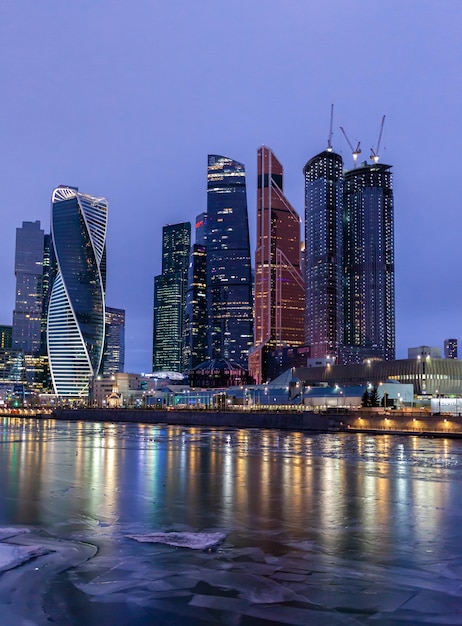 Moscow City International Business Center wieżowce z panoramicznym widokiem na okna w nocy.