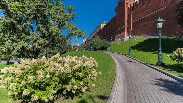 Moscow, Federacja Rosyjska - sierpień 2016: Turystów idących na ścieżce i ogrodzie w pałacu Grand Kremlin