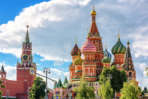 Moskiewski Kreml i St Basils katedra na Placu Czerwonym Rosja