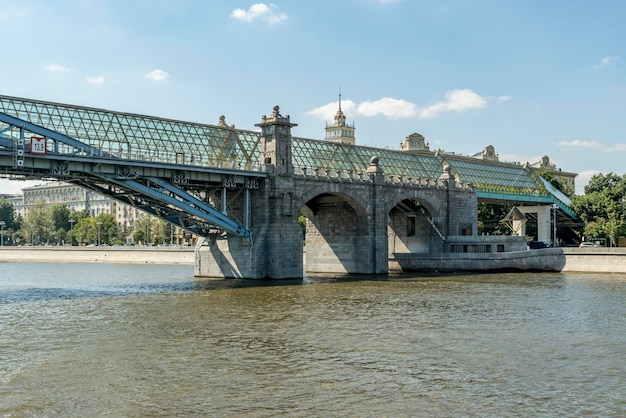 Moskwa, 10 sierpnia 2017: most Puszkinskiego nad rzeką Moskwą