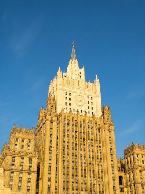 Moskwa pejzaż miejski w ciągu dnia Budynki biurowe z zewnątrz Budynek Ministerstwa Spraw Zagranicznych MSZ Dachy domów mieszkalnych na niebieskim niebie widok z dołu do góry herb ZSRR