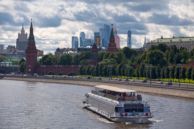 Moskwa Rosja 07 Lipca 2018 Łódź na rzece Moskwie przechodzącej we frincie Moskiewskiego Kremla Mur