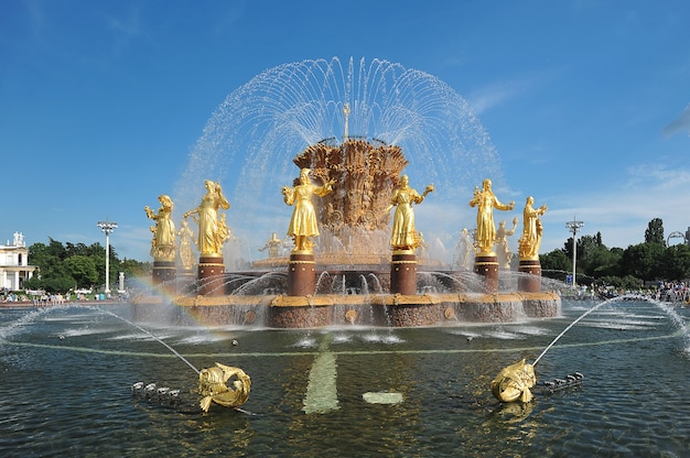 Moskwa, Rosja - 13 czerwca 2021: widok na fontannę przyjaźni narodów w parku Vdnh w Moskwie