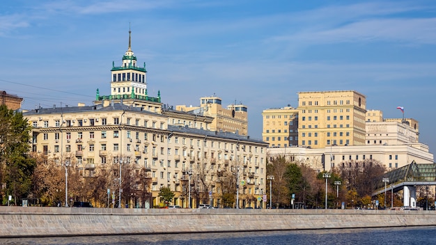 Moskwa, Rosja - 14 października 2021: Faa ade to klasyczny kamienny budynek ze stiukową kolumną. Architektura radziecka