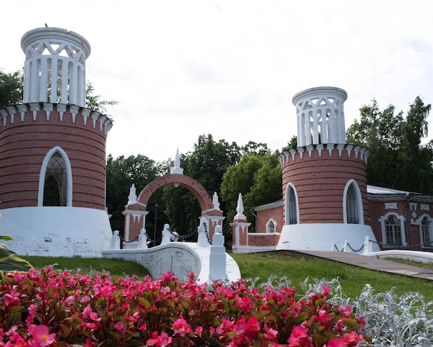 Moskwa Rosja 18 czerwca 2022 Park Woroncowa na południowy zachód od Moskwy Centralne wejście do parku