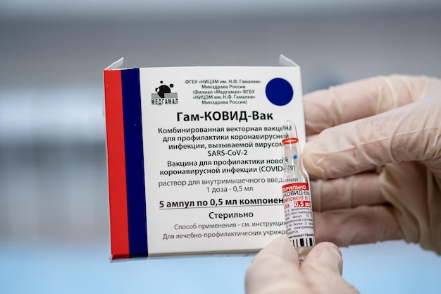 Moskwa Rosja 27 kwietnia 2021 Rosyjska szczepionka koronawirusowa SputnikV COVID19 w rosyjskiej szczepionce przeciw koronawirusowi Ampułka Gam Covid Vac w dłoni lekarza