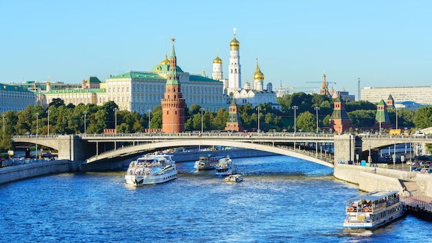 Moskwa Rosja 27 sierpnia 2016 Sceneria Kremla i rzeki Moskwa