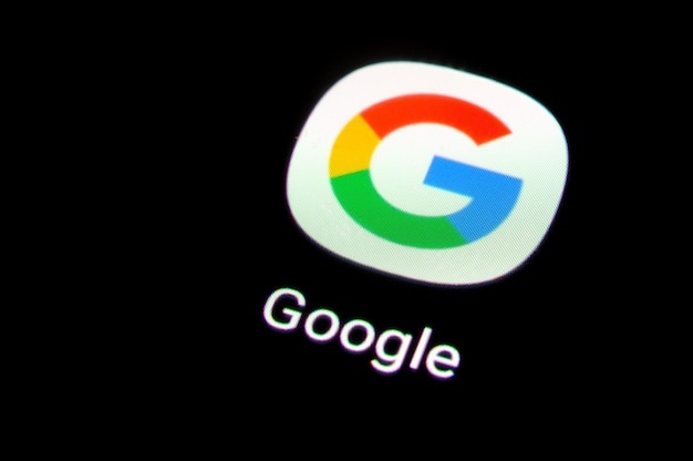 Zdjęcie moskwa rosja 5 sierpnia 2022 ikona aplikacji google na ekranie smartfona z androidem zbliżenie