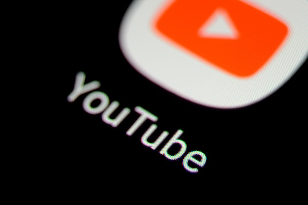 Moskwa Rosja 5 sierpnia 2022 Ikona aplikacji Youtube na ekranie smartfona z Androidem Zbliżenie