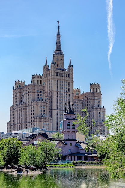 Moskwa Rosja 9 czerwca 2022 Wieżowiec na placu Kudrinskaya